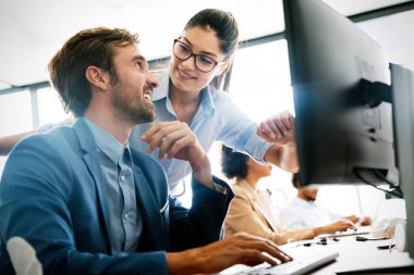 IT şirketinde işbirliği yapan programcılar uygulama geliştiriyor