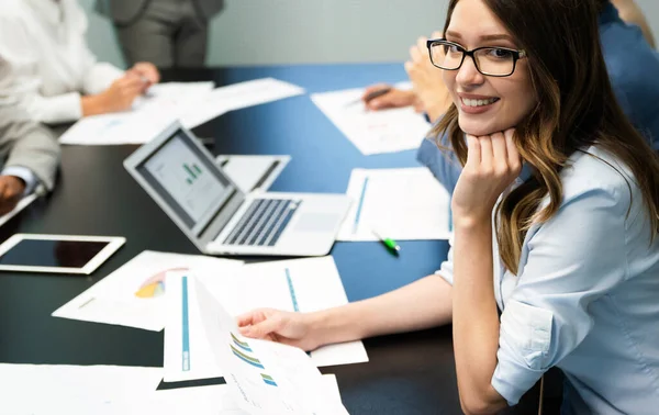 Modern ofiste çalışan iş adamlarının işbirliği ve analizi