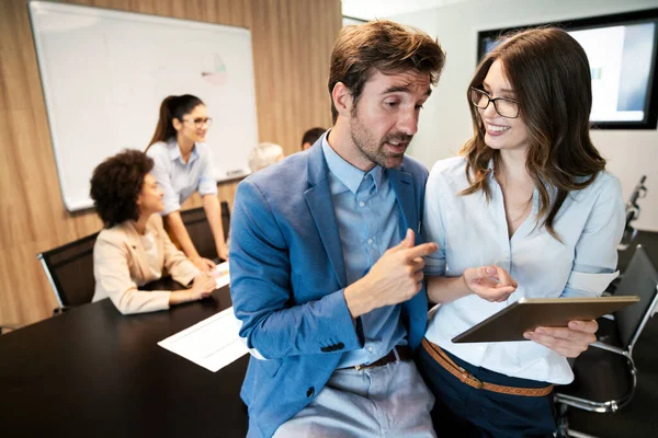 Compañeros Negocios Felices Oficina Moderna Usando Tableta Trabajando Juntos — Foto de Stock