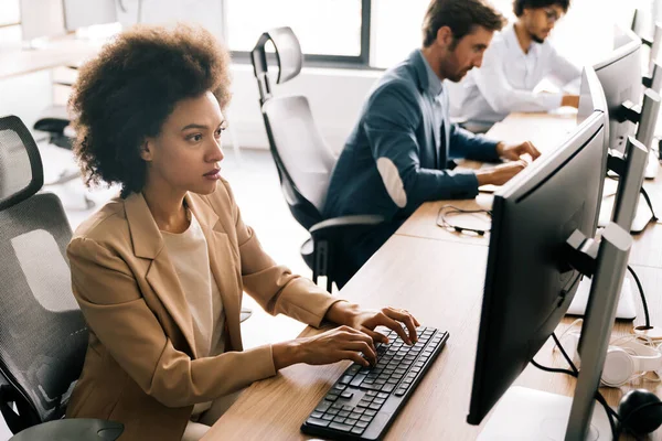 Mulher Bonita Feliz Bem Sucedida Que Trabalha Escritório Tecnologia Computador — Fotografia de Stock