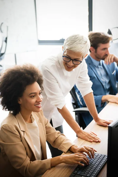 Colaboración Análisis Empresarios Que Trabajan Oficinas Modernas — Foto de Stock