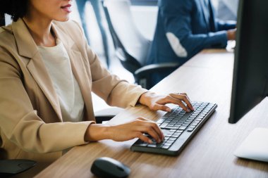 Girişimci iş adamları programcı grubu sorunlara çözüm bulmak için takım olarak çalışıyor