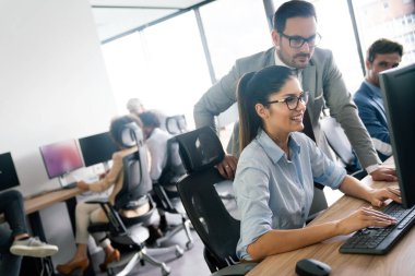 Yazılım mühendisleri şirkette proje ve programlama üzerinde çalışan insanlar