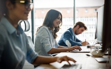 Girişimci iş adamları programcı grubu sorunlara çözüm bulmak için takım olarak çalışıyor