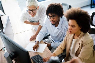 Modern ofiste çalışan iş adamlarının işbirliği ve analizi