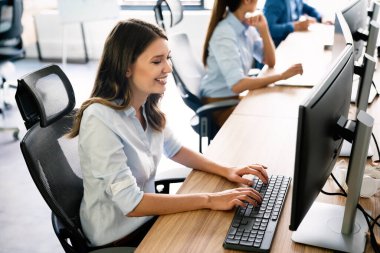 Girişimci iş adamları programcı grubu sorunlara çözüm bulmak için takım olarak çalışıyor