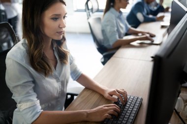 Girişimci iş adamları, modern ofiste günlük iş yapan bir grup programcı.