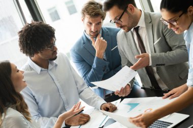 Modern ofiste çalışan mutlu çok ırklı iş arkadaşları