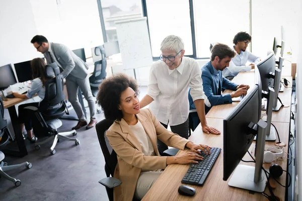 Programvareingeniører Som Jobber Med Prosjekt Programmering Selskapet – stockfoto