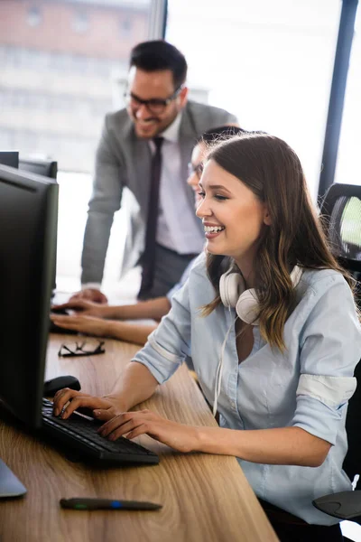 Retrato Del Exitoso Equipo Negocios Trabajando Juntos Oficina — Foto de Stock