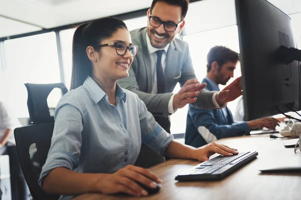 Girişimci iş adamları, modern ofiste günlük iş yapan bir grup programcı.