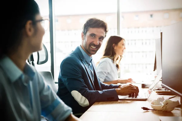 Kontor Med Forretningsfolk Entreprenør Arkitekt Som Arbeider Med Datamaskiner – stockfoto