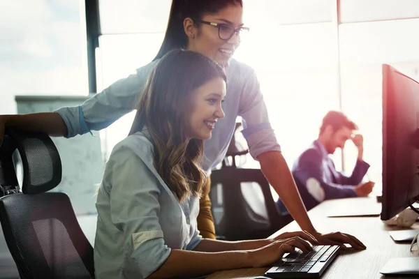 Personas Creativas Colegas Que Trabajan Oficina Ordenador —  Fotos de Stock