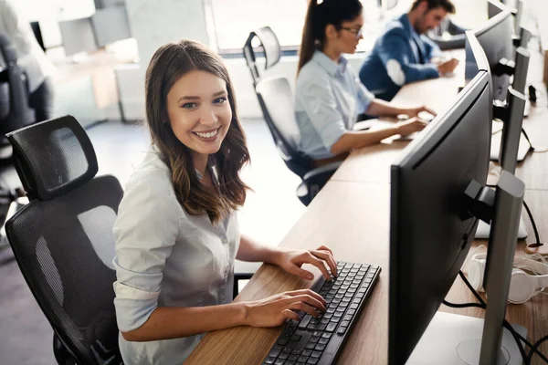 Succesvolle Gelukkige Mooie Vrouw Die Kantoor Werkt Technologie Computer Opstarten — Stockfoto