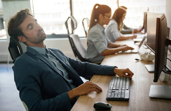 Junger Müder Kranker Überarbeiteter Mann Festlicher Kleidung Sitzt Büro Vor — Stockfoto