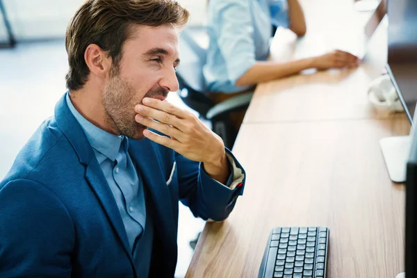 Exagerado Homem Negócios Cansado Local Trabalho Escritório Sendo Infeliz — Fotografia de Stock