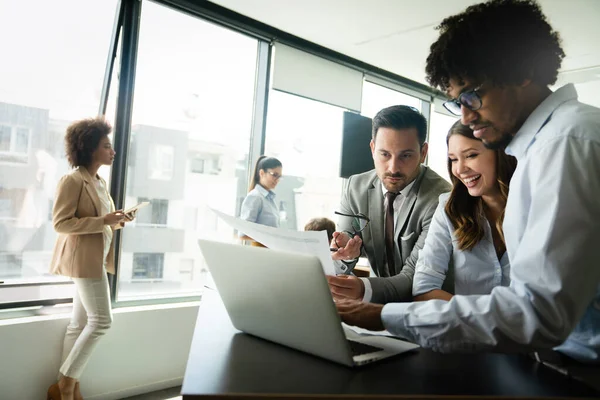 Felici Colleghi Lavoro Multietnici Che Lavorano Ufficio Moderno — Foto Stock