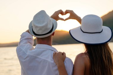 Kumsalda aşık çekici genç bir çift, yaz tatilinin tadını çıkarıyor, seyahat ediyor.