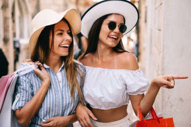 Alışveriş ve turizm konsepti. Güzel bayan arkadaş alışveriş torbasıyla