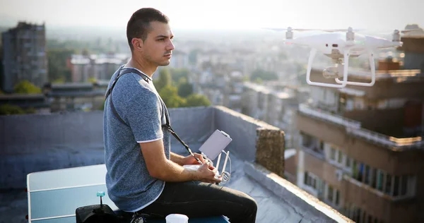 Ember Működtet Egy Drón Távirányítóval Kültéri — Stock Fotó