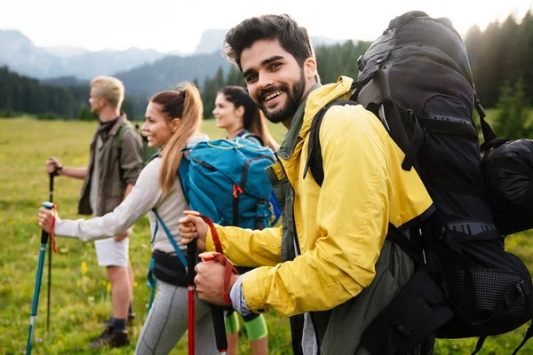 Skupina Mladých Přátel Túře Venkově Multiraciální Šťastní Lidé Cestující Přírodě — Stock fotografie