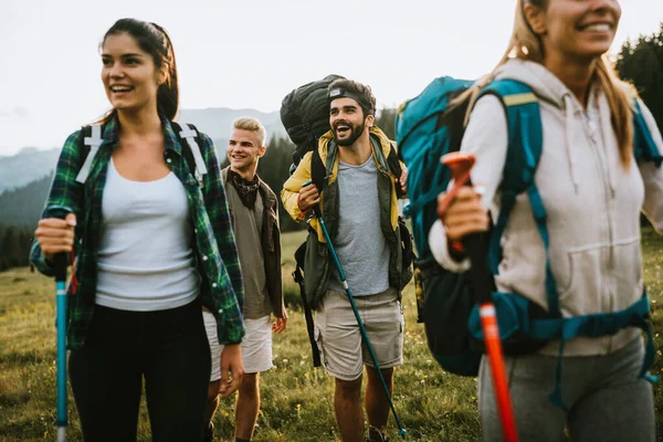 Grupo Amigos Trekking Com Mochilas Andando Livre — Fotografia de Stock