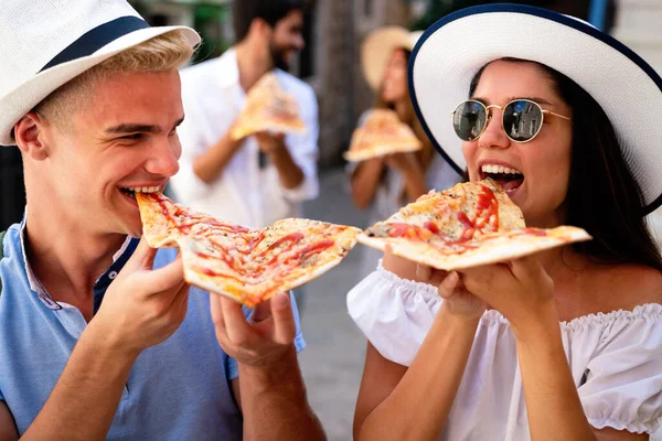 Gelukkig Groep Vrienden Eten Pizza Tijdens Het Reizen Vakantie — Stockfoto