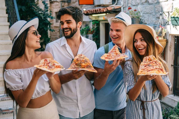 Feliz Grupo Amigos Comiendo Pizza Mientras Viajan Vacaciones — Foto de Stock