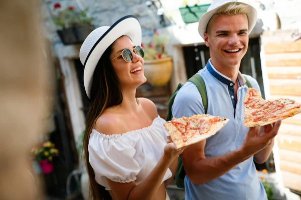 Grupo Feliz Pessoas Comendo Pizza Livre Eles Estão Desfrutando Juntos — Fotografia de Stock