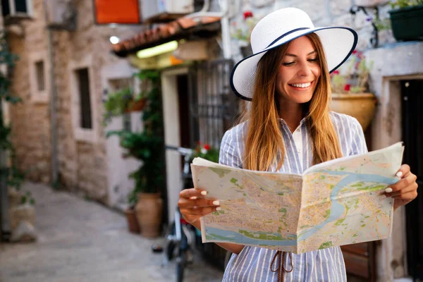 Hermosa Mujer Estudiante Disfrutando Viajes Vacaciones Verano — Foto de Stock