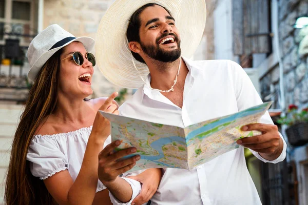 Gelukkig Toeristen Paar Sightseeing Stad Met Kaart Tijdens Zomervakantie — Stockfoto