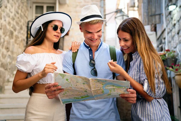 Young Happy Group Friends Tourists Sightseeing City Vacation — Stock Photo, Image