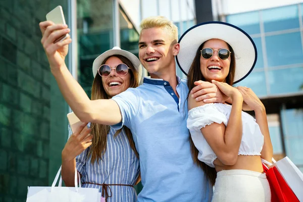 Grupo Jóvenes Amigos Haciendo Selfie Después Compras —  Fotos de Stock
