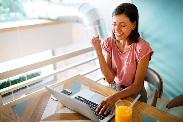 Portret Van Een Vrolijke Vrouw Die Werkt Studeert Een Laptop — Stockfoto