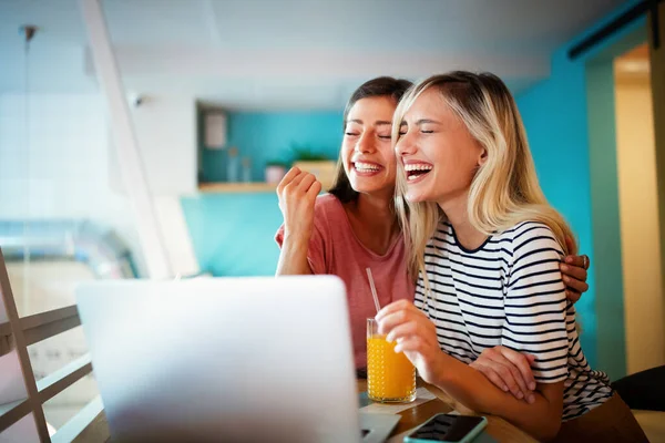 Junge Freundinnen Surfen Internet Und Haben Spaß Zusammen — Stockfoto