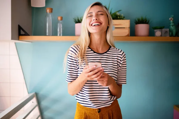 Jóvenes Mujeres Hermosas Dama Tocando Navegando Por Teléfono Inteligente — Foto de Stock