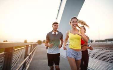 Sabah sporu. Köprüden koşarak geçen formda arkadaşlar. Sağlıklı yaşam tarzı.