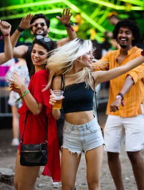 Mutlu bir arkadaş grubu dışarıda gülüyor ve eğleniyor.