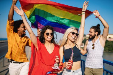 Mutlu arkadaş grubu, insanlar gay onur etkinliğine katılıyor.