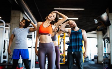Formda olan insanlar spor yapıyor, spor yapıyor ve birlikte sağlıklı kalıyorlar.