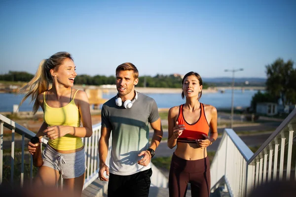 Tidig Morgonträning Glad Passform Vänner Som Springer Över Bron Leva — Stockfoto