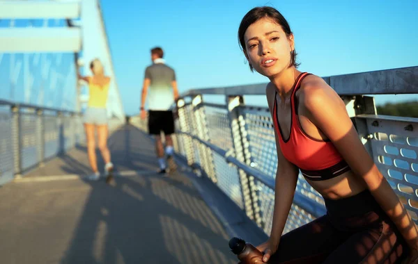 Dışarıda Egzersiz Yapan Genç Güzel Bir Kadın Sağlıklı Bir Hayat — Stok fotoğraf