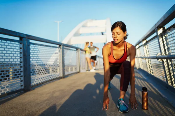 屋外で運動する幸せな若い美しいフィット女性 健康な生活を送る — ストック写真