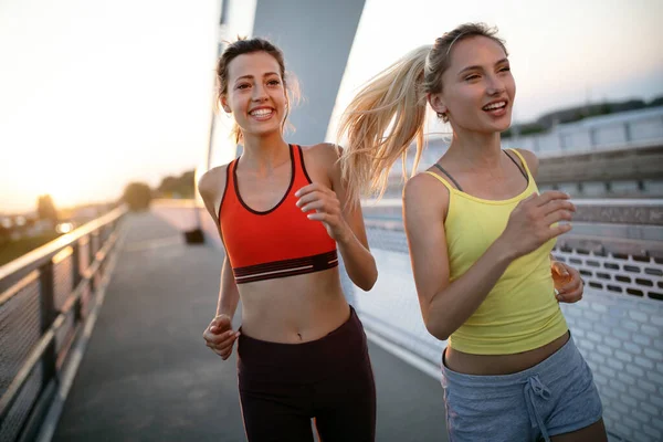 Ajuste Amigos Felices Trotar Correr Juntos Aire Libre Ciudad Vivir —  Fotos de Stock