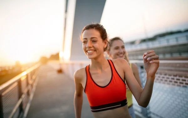 Güzel Uyumlu Mutlu Kadın Arkadaşlar Egzersiz Yapıyor Koşuyor Dışarıda Koşuyor — Stok fotoğraf