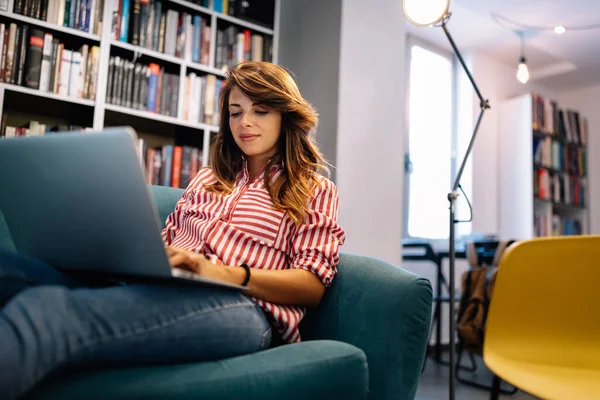 Retrato Joven Estudiante Feliz Trabajando Ordenador Portátil — Foto de Stock