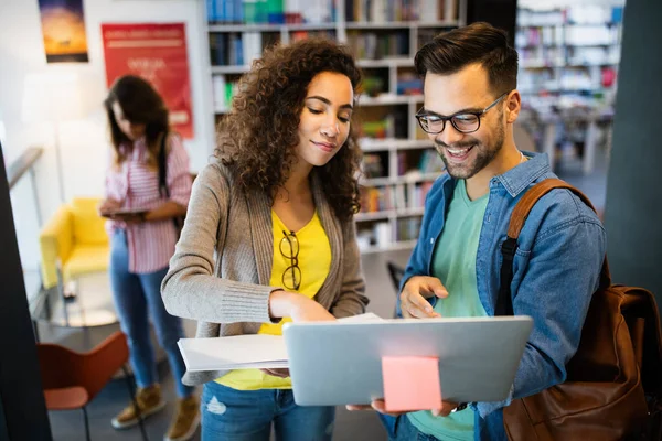 Grupo Estudiantes Universitarios Felices Estudiando Biblioteca Escuela — Foto de Stock