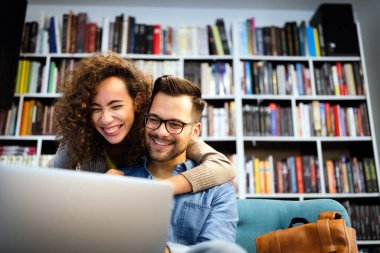 Birbirine aşık mutlu çift birlikte eğlenceli vakit geçiriyor. Okuma, çalışma, çalışma, mutluluk konsepti