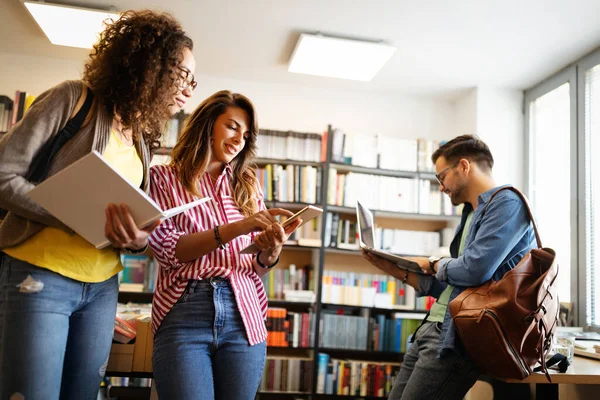 Grupo Estudantes Amigos Estudam Biblioteca Aprendizagem Preparação Para Exame Universitário — Fotografia de Stock