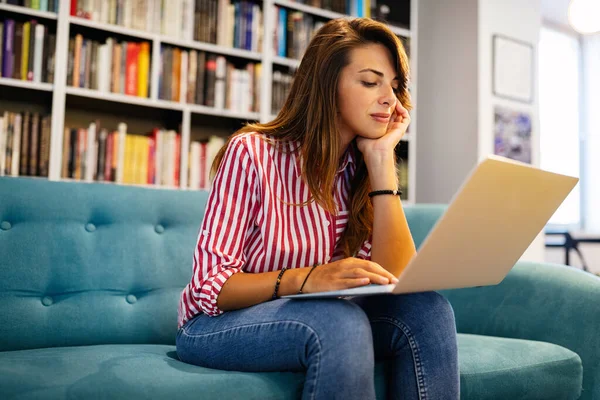 Nieszczęśliwa Uczennica Zmęczona Odrabianiem Lekcji Siedząc Laptopem Bibliotece — Zdjęcie stockowe